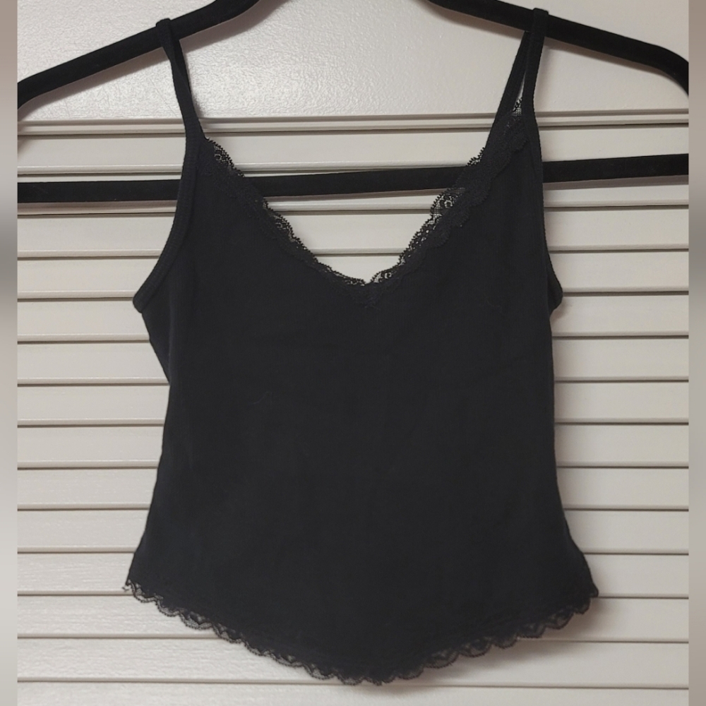 Hollister - Black Ribbed Crop V-Neck Top With Lace Trim & Adjustable Straps